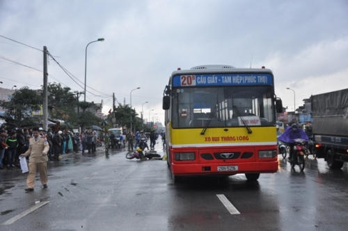 Sang đường, người phụ nữ bị xe buýt tông tử vong